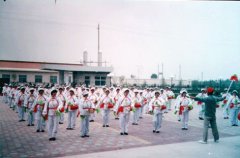 公司家属秧歌表演队宣传表演